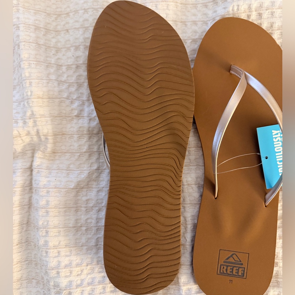 REEF Bliss Nights Flip Flops Size 11 Tan Champagne NWT - Picture 2 of 3